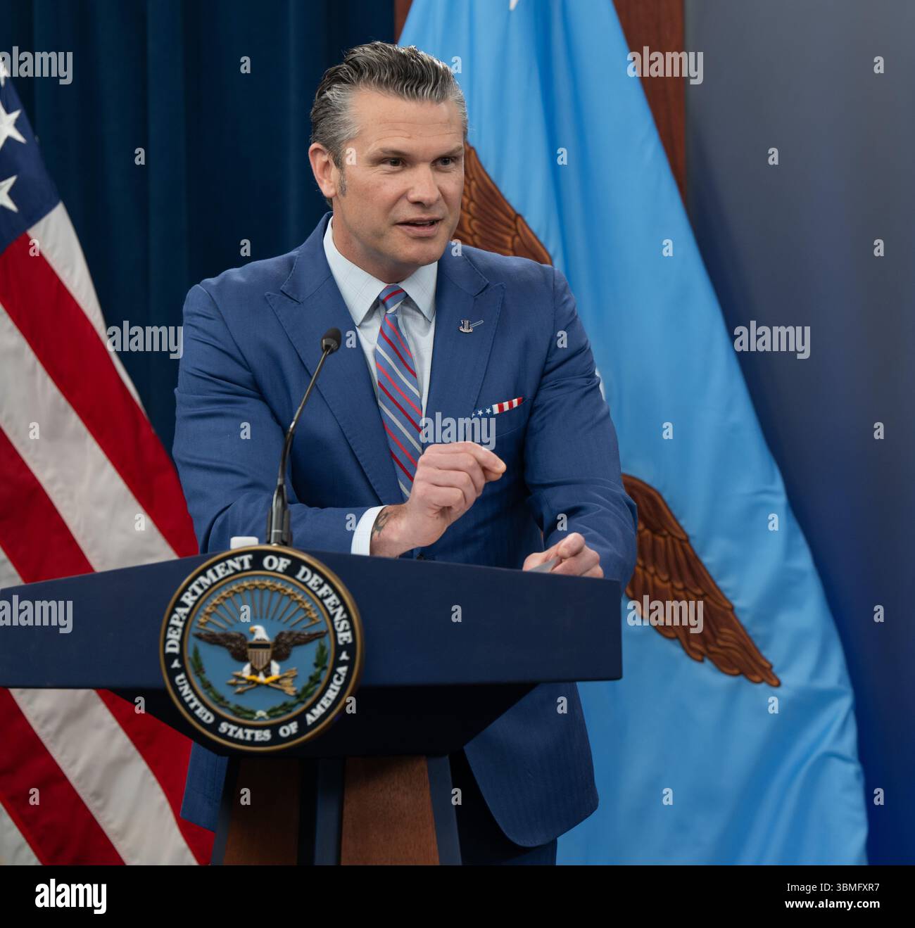 Washington, Stati Uniti d'America. 26 giugno 2025. Washington, Stati Uniti d'America. 26 giugno 2025. Il segretario alla difesa degli Stati Uniti Pete Hegseth, risponde a una domanda durante una conferenza stampa sull'efficacia dell'operazione Midnight Hammer al Pentagono, il 26 giugno 2025 a Washington, DC Credit: Kashif Basharat/Department of Defense/Alamy Live News Foto Stock