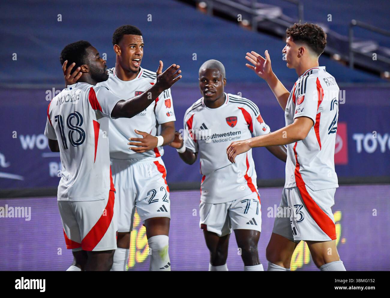 Frisco, Texas, Stati Uniti. 25 giugno 2025. Il terzino destro del FC Dallas Shaq Moore (18) festeggia con il centrocampista Alvaro Augusto (22), il centrocampista Bernard Kamungo (77) e l'attaccante Logan Farrington (23) dopo aver segnato un gol nel secondo tempo di una partita della MLS al Toyota Stadium di Frisco, Texas. Austin McAfee/CSM (immagine di credito: © Austin McAfee/Cal Sport Media). Crediti: csm/Alamy Live News Foto Stock