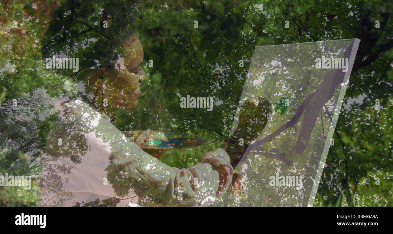 Artista donna che dipinge su tela nel giardino verde, con cavalletto, pennello e tavolozza Foto Stock