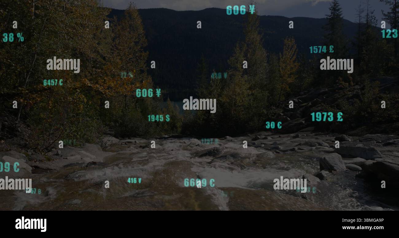 Flusso di montagna che scorre attraverso la valle boscosa, con sovrapposizioni fluttuanti di tè Foto Stock