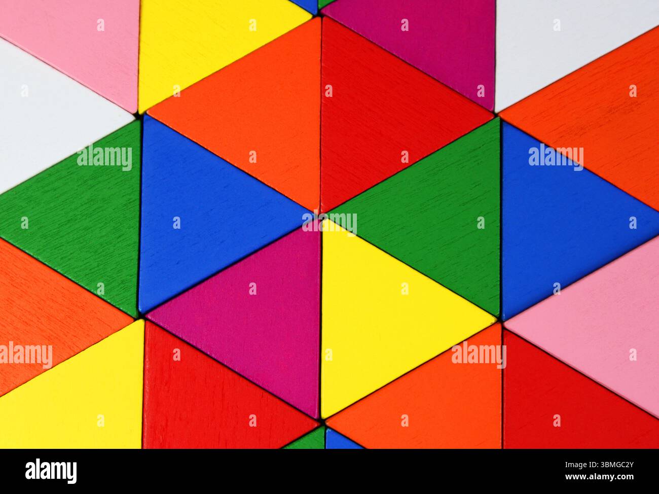 Sfondo di colorati pezzi di legno triangolari Foto Stock