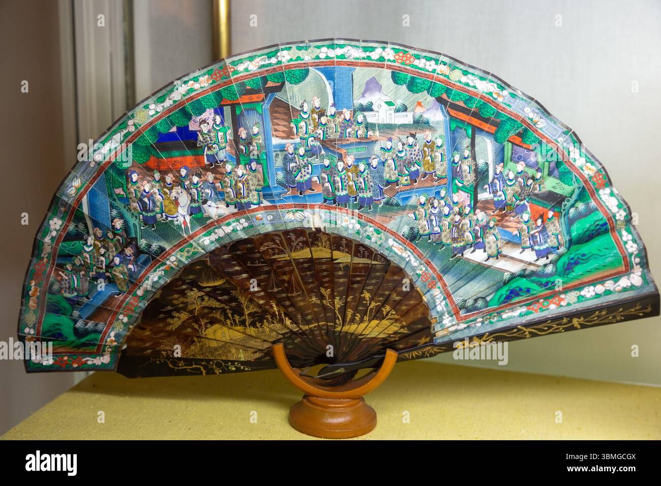 Vivace ventola di raffreddamento artigianale multicolore. Accessorio per primo piano con materiali artigianali dipinti a mano e delicati, Siviglia Andalusia Spagna Foto Stock