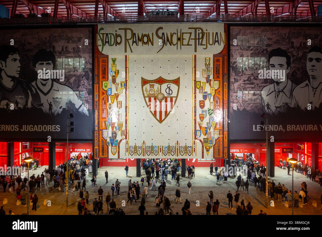Tifosi di calcio Estadio Ramon Sanchez, stadio Pizjuan, ingresso anteriore, cancello d'ingresso, Spanish la Liga Sevilla FC Barcelona Game, immagini del giocatore illuminate sfondo Foto Stock