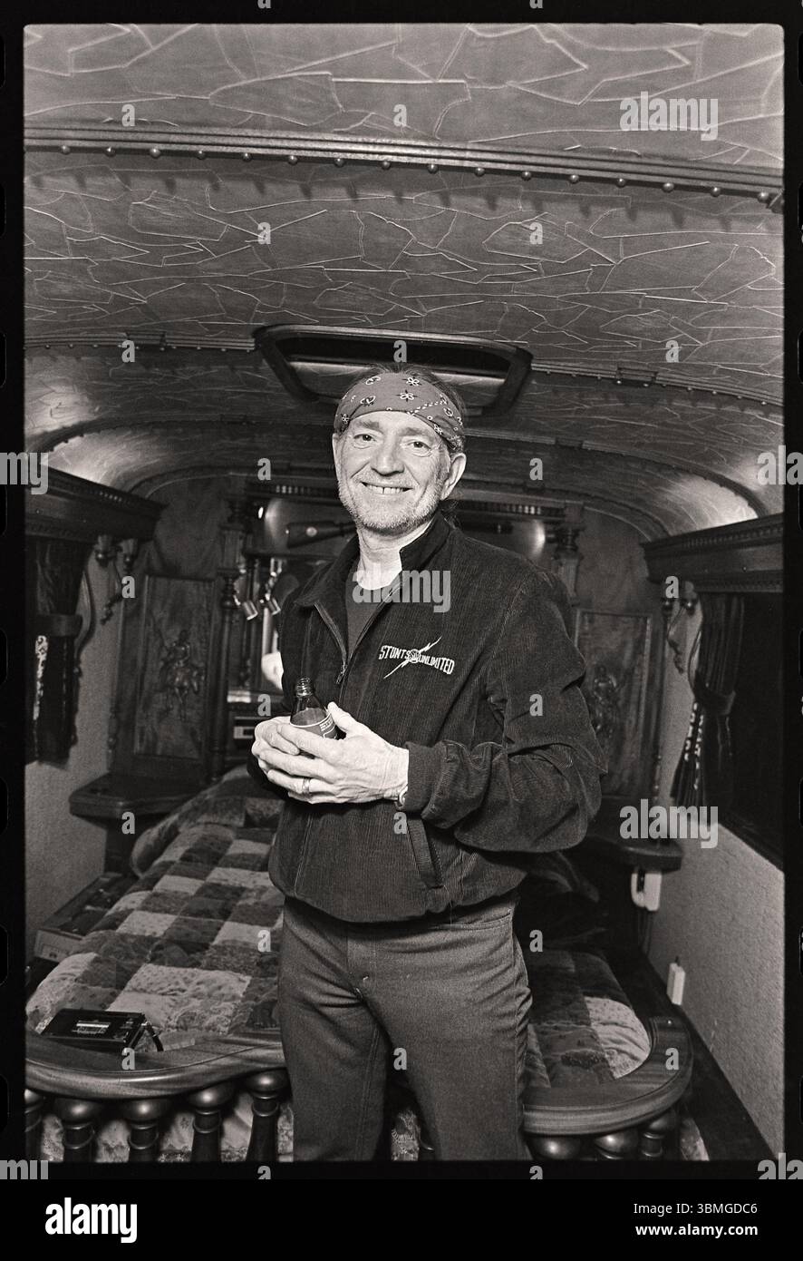 Willie Nelson tour bus on the Road, anni '1980 Immagine da 35 mm negativo. Foto Stock
