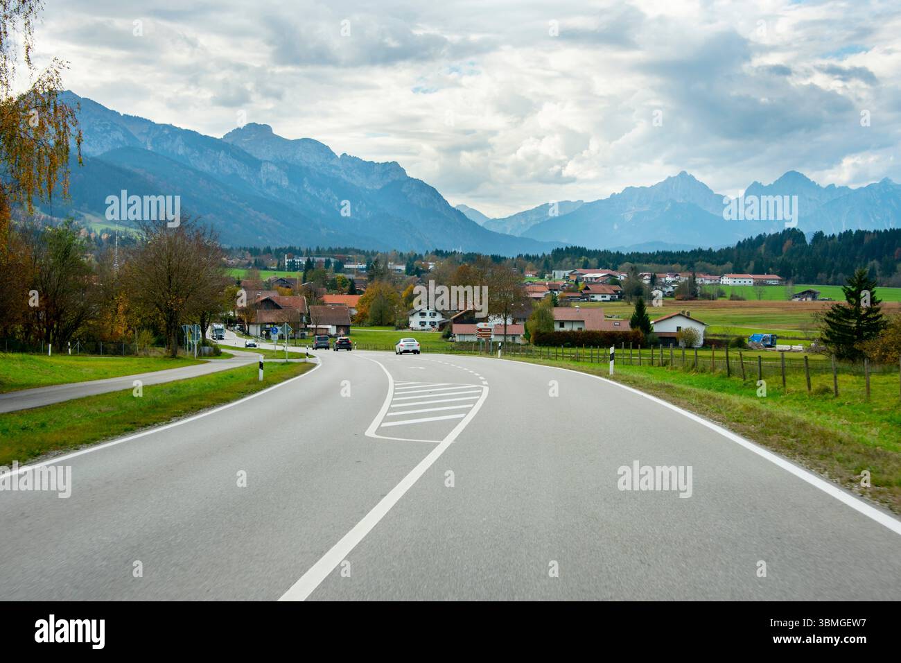 Autostrada federale tedesca 17 (Bundesstrae) in Baviera Foto Stock