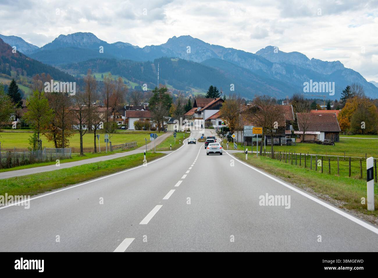 Autostrada federale tedesca 17 (Bundesstrae) in Baviera Foto Stock