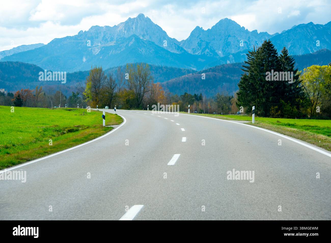 Autostrada federale tedesca 17 (Bundesstrae) in Baviera Foto Stock