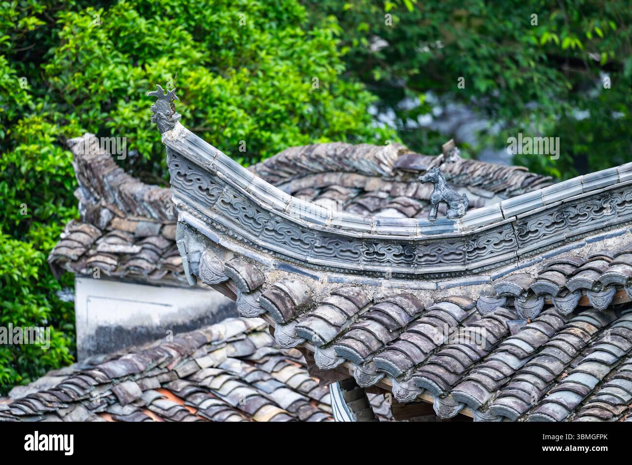 Tetto di una casa tradizionale nell'Anhui meridionale, decorata con piastrelle di terracotta. Provincia di Anhui, Cina. Foto Stock