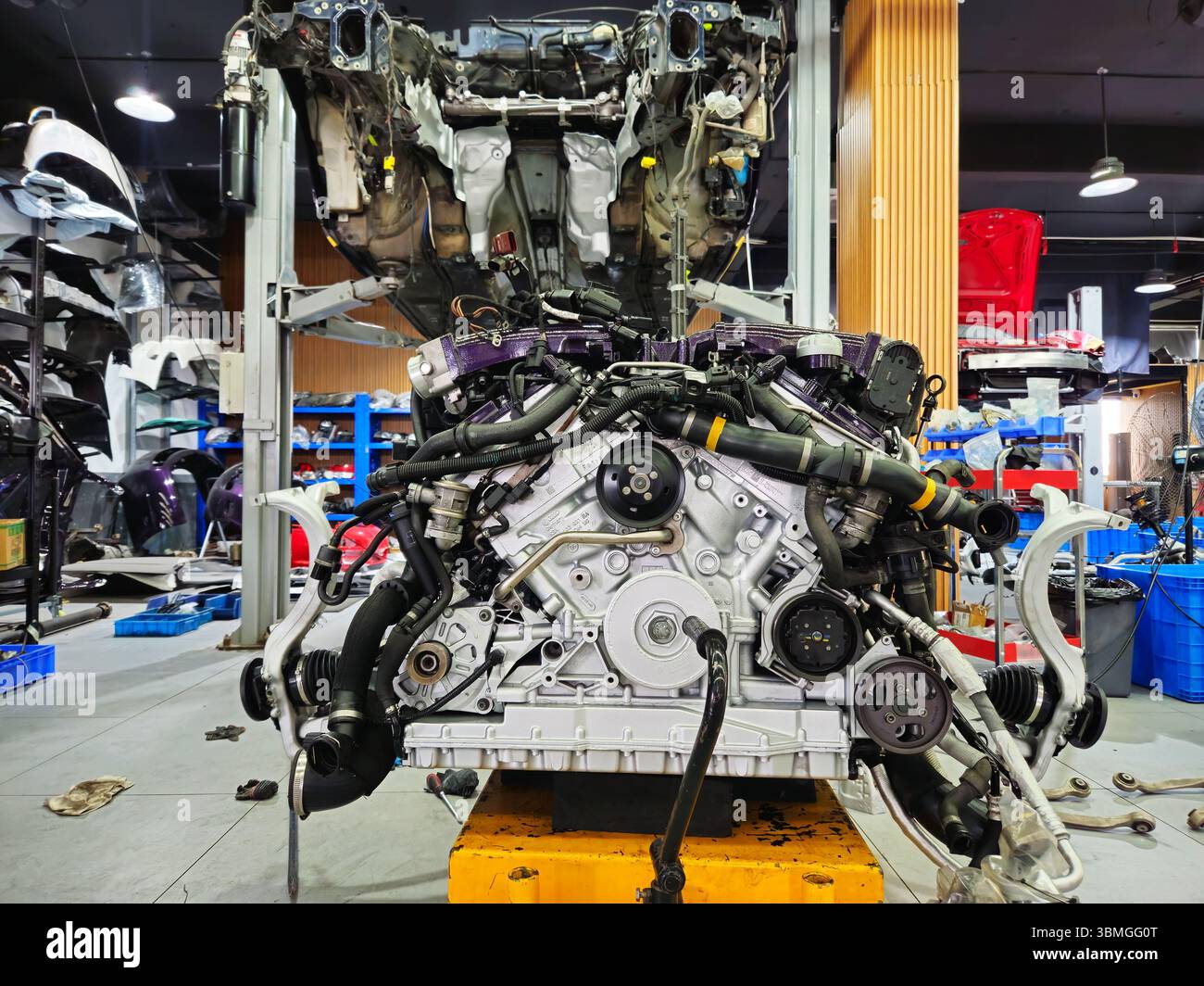 Motore Bentley Flying Spur V8 in officina Foto Stock