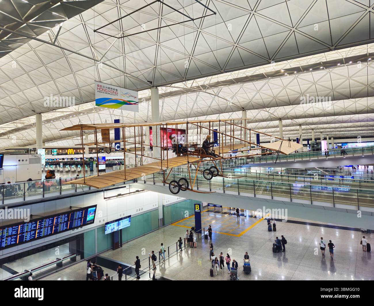 Replica dello “Spirit of Sha Tin” nella sala partenze dell’aeroporto internazionale di Hong Kong Foto Stock