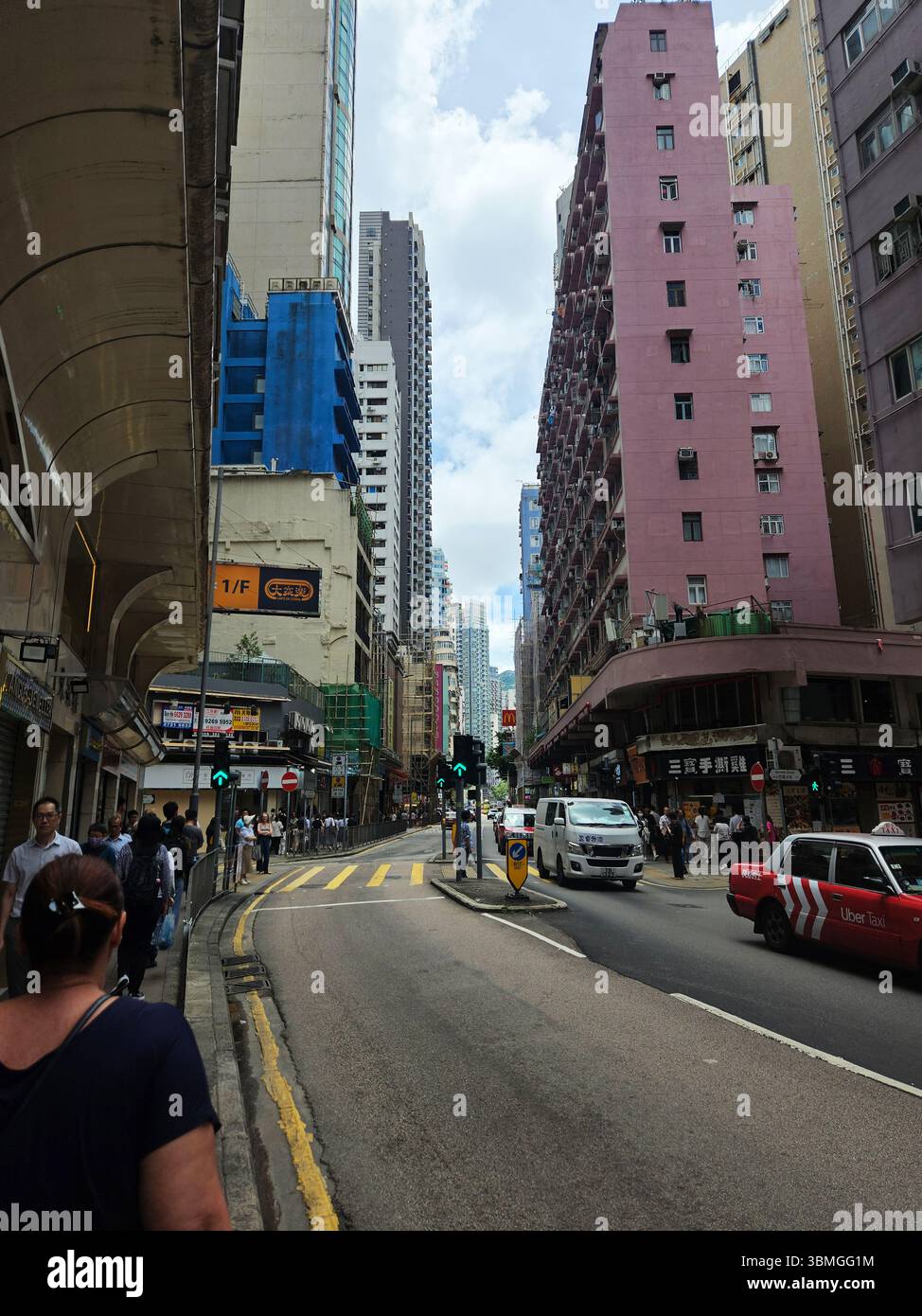 Prospettiva dell'Urban Canyon di Hong Kong Wan Chai Street Foto Stock
