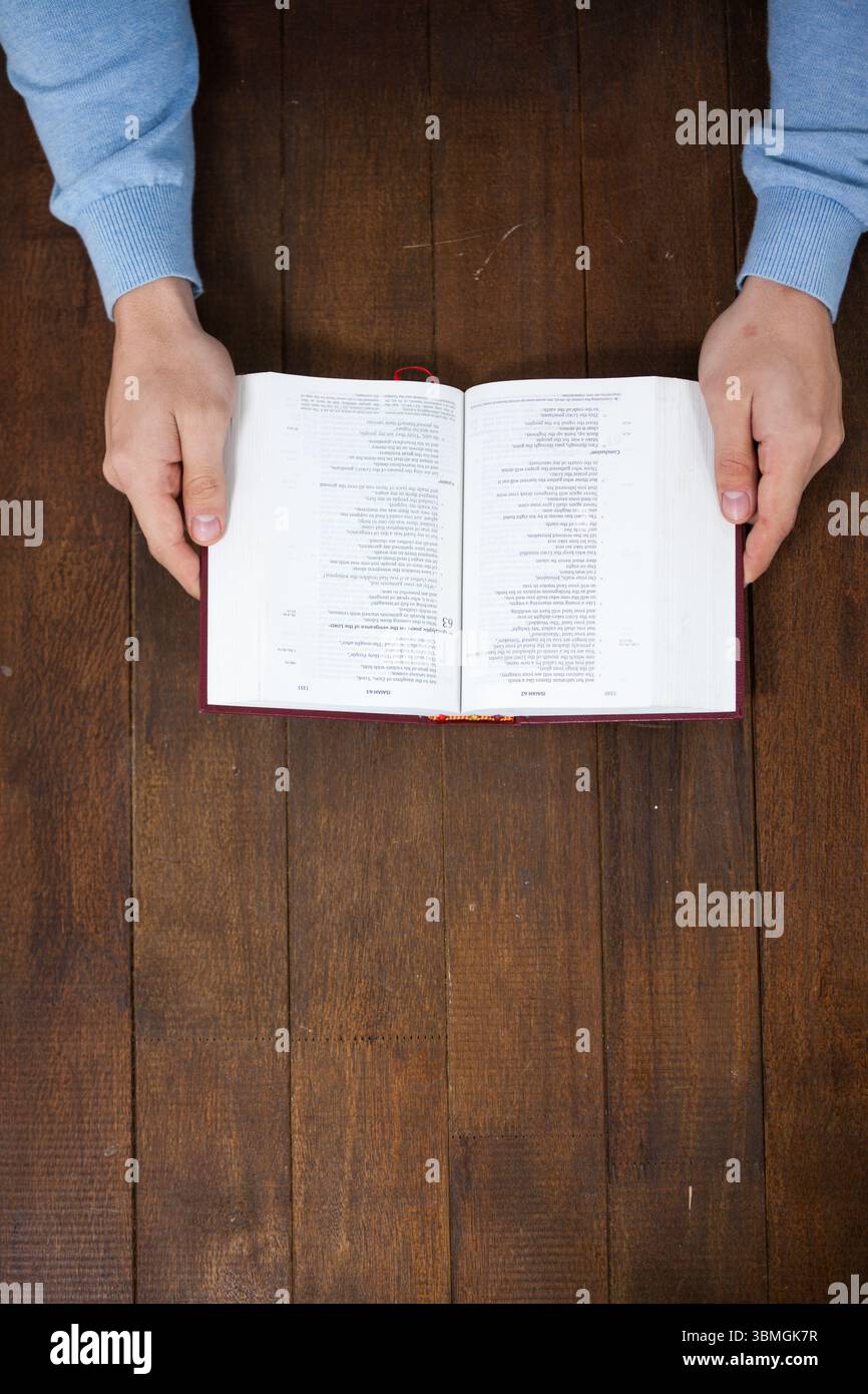 Uomo tagliato che tiene la bibbia Foto Stock