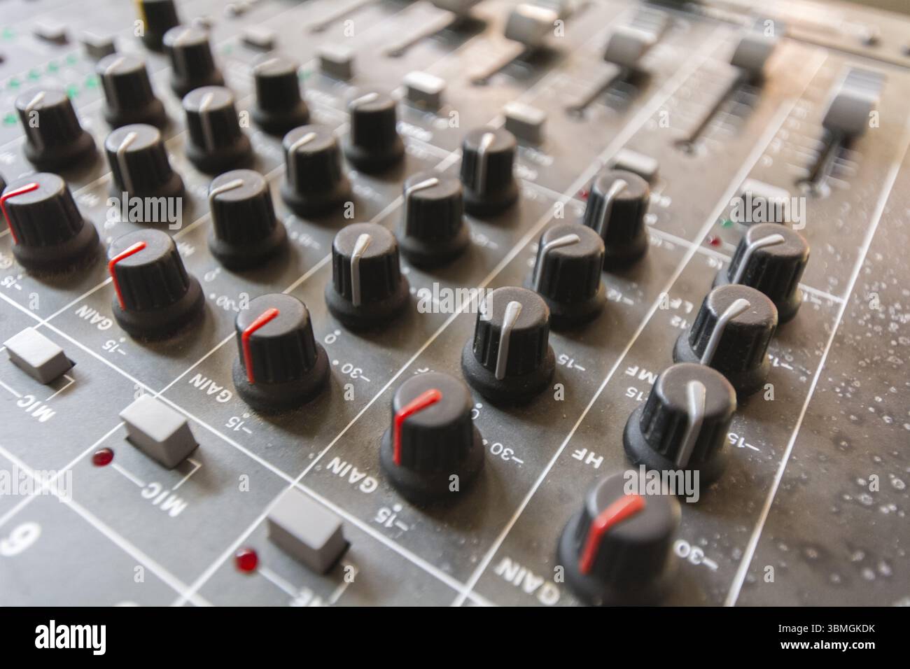 Potenziometri trimmer in un tavolo mixer, uno studio di produzione, uno stand per concerti o deejay Foto Stock