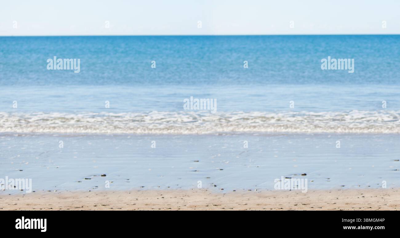 Seascape mostra una costa dal design piatto con spiaggia sabbiosa, onde dolci e orizzonte oceanico turchese Foto Stock