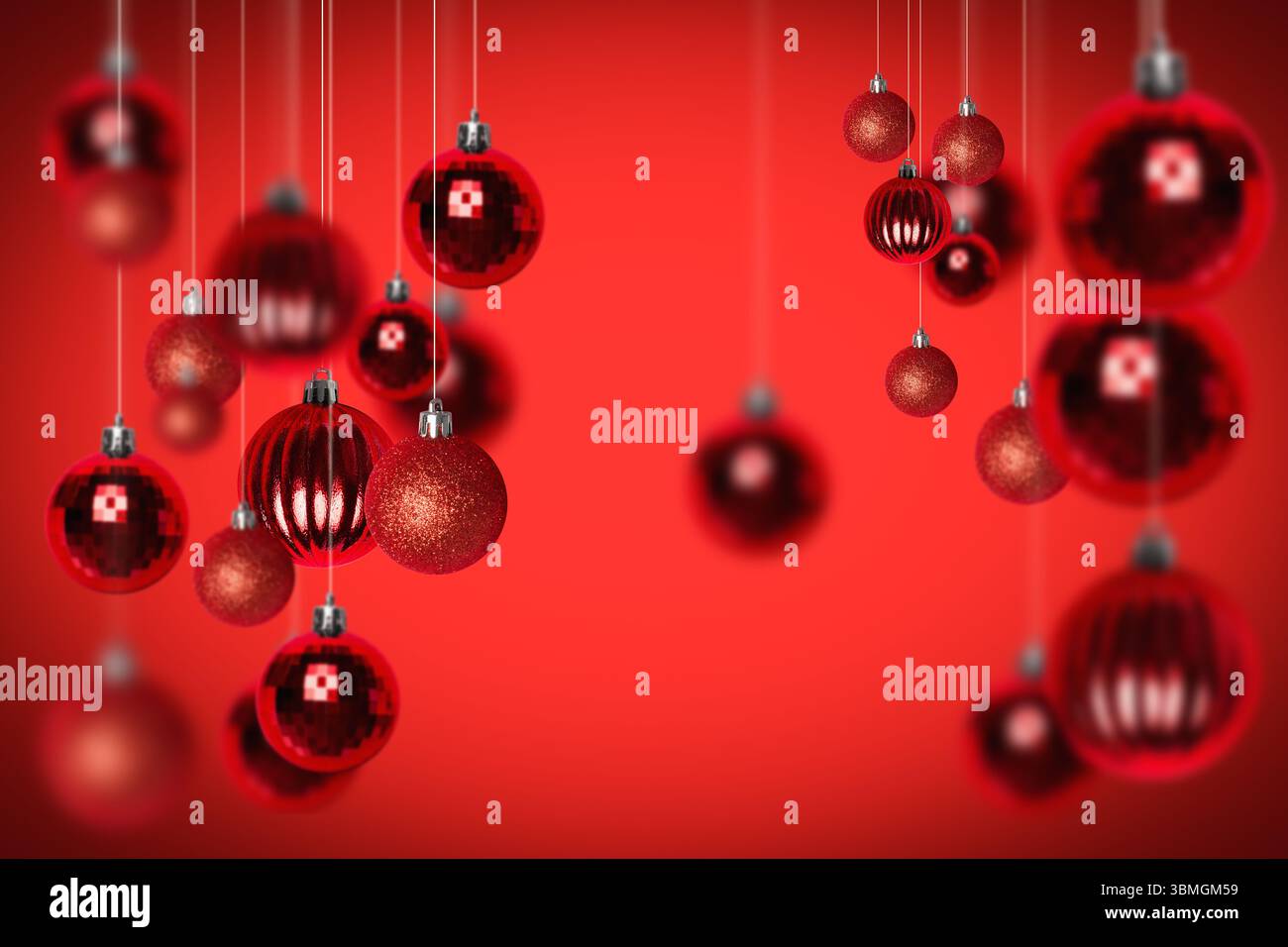 L'illustrazione piatta mostra le palline rosse appese da corde argentate che creano profondità su gradiente rosso Foto Stock