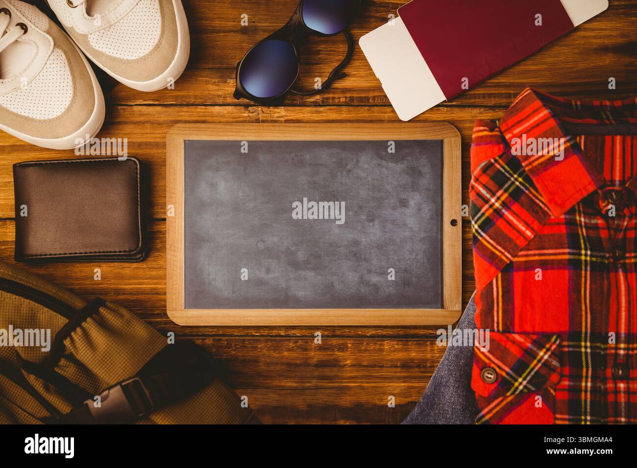 L'illustrazione Flat Lay presenta una lavagna vuota tra gli indispensabili per il viaggio: Scarpe da ginnastica e passaporto Foto Stock