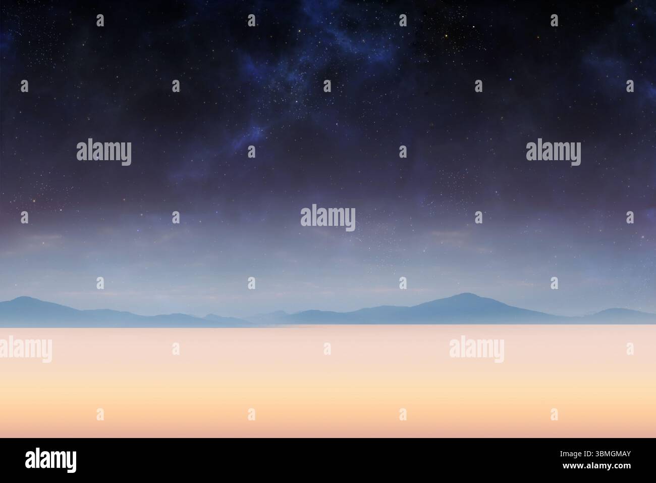 Il cielo stellato, dal design piatto, si estende attraverso la pianura che incontra le vette delle montagne sotto nuvole mostruose Foto Stock