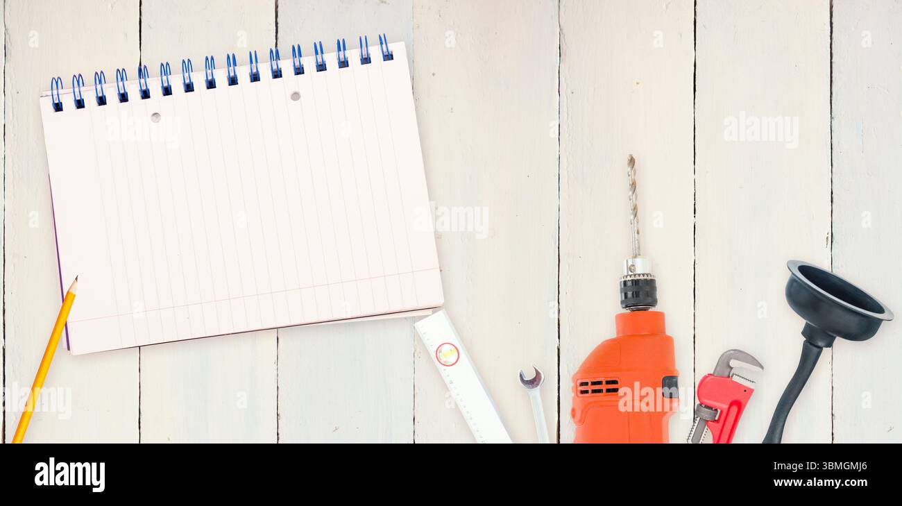 Strumenti e blocco note su sfondo di legno Foto Stock