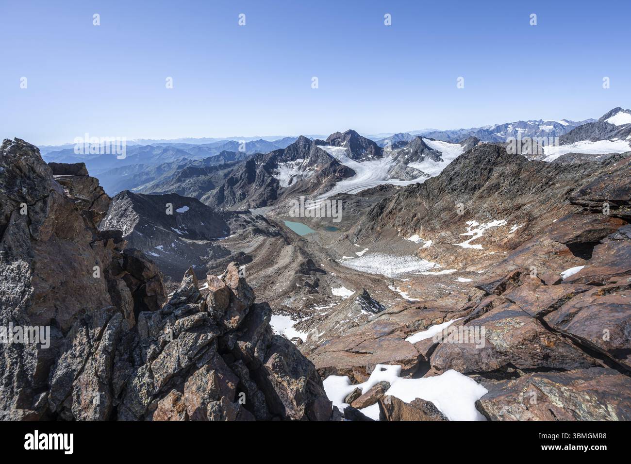 Vista del bacino montano con laghi ghiacciati blu, dietro la cima del Becher con il Becherhaus, il ghiacciaio Uebeltalferner e la cima del Koenigshofspitz, da cui discendono Foto Stock
