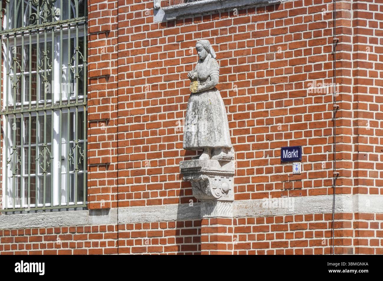 Scultura Sparsame Anna, Sparkasse e BUZ Brandenburg Business Centre, Markt, Jueterbog, Teltow-Flaeming District, Brandeburgo, Germania, Europa Foto Stock