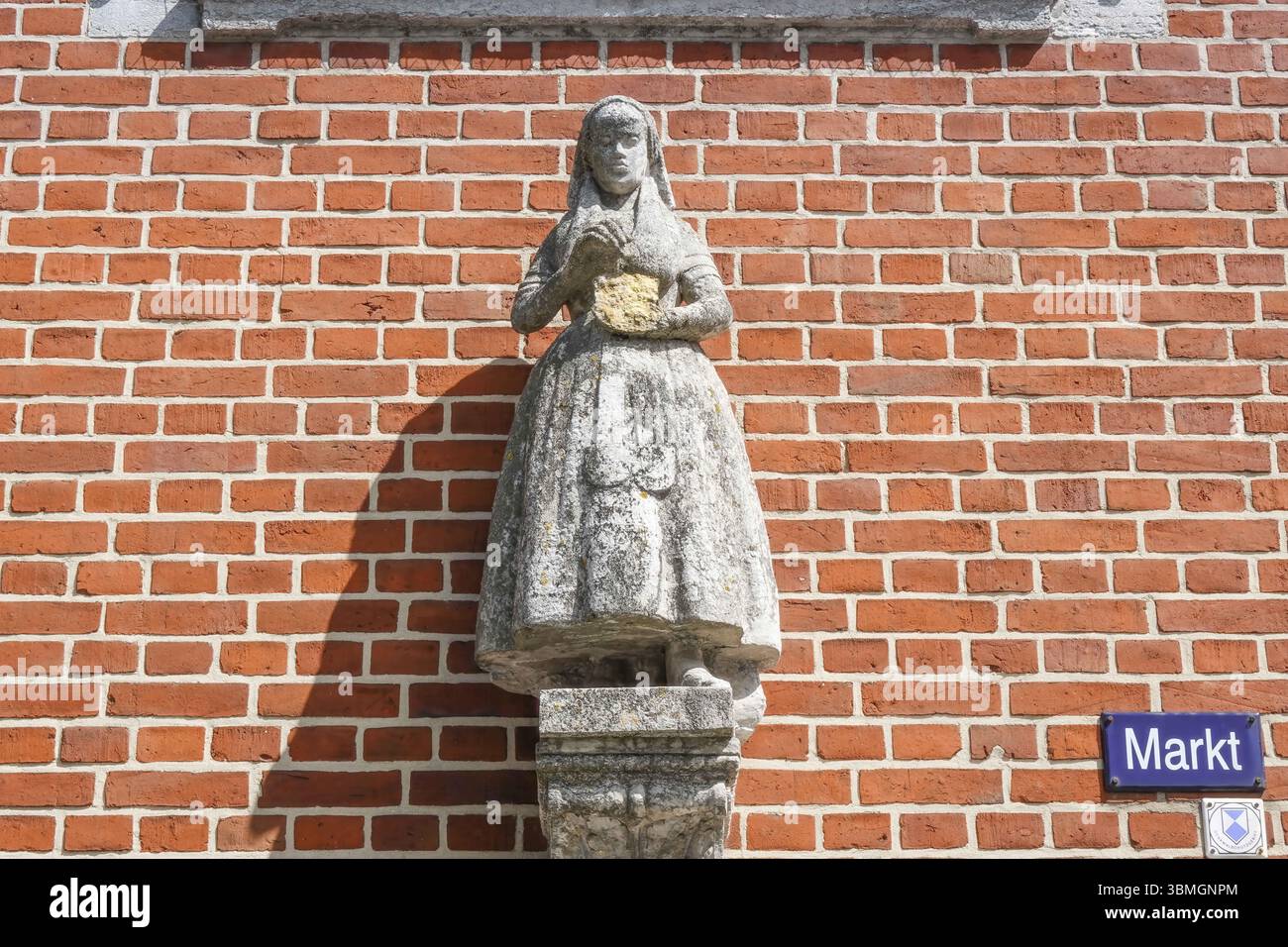 Scultura Sparsame Anna, Sparkasse e BUZ Brandenburg Business Centre, Markt, Jueterbog, Teltow-Flaeming District, Brandeburgo, Germania, Europa Foto Stock