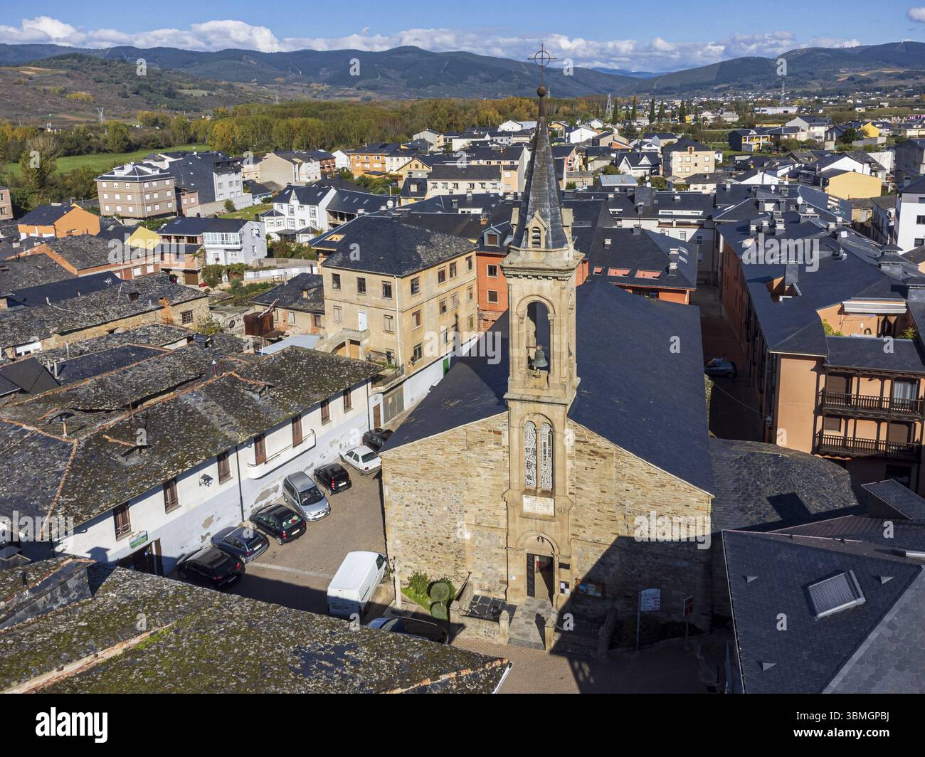 Chiesa di Santa Maria, villaggio di Cacabelos, regione di El Bierzo, Castiglia e León, Spagna, Europa Foto Stock