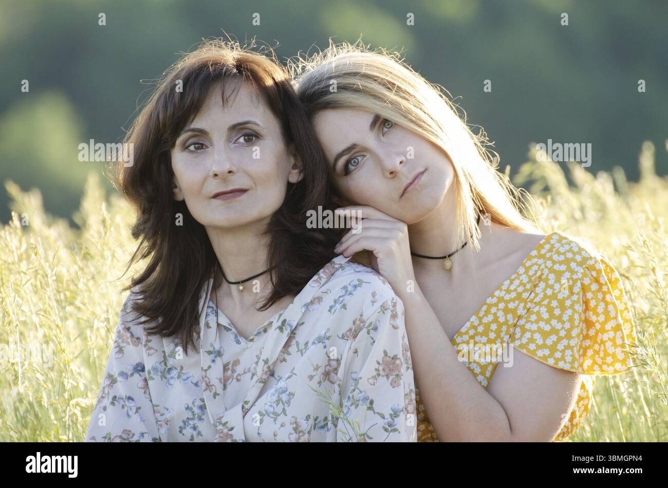 Madre matura con la figlia di mezza età che passa il tempo insieme all'aperto in estate Foto Stock