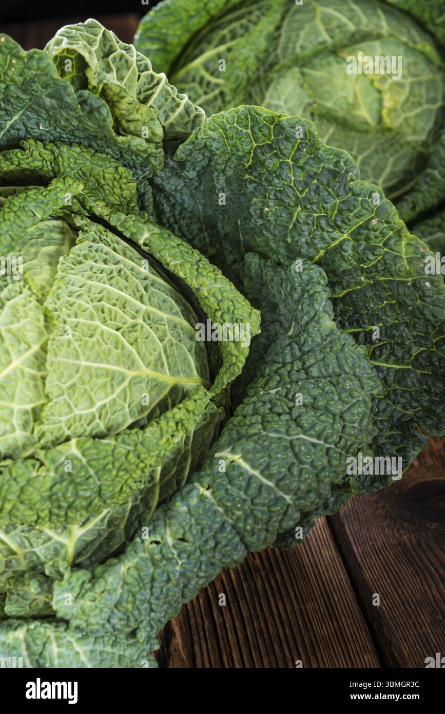 Porzione di fresh Savoy (close-up shot) su sfondo di legno Foto Stock