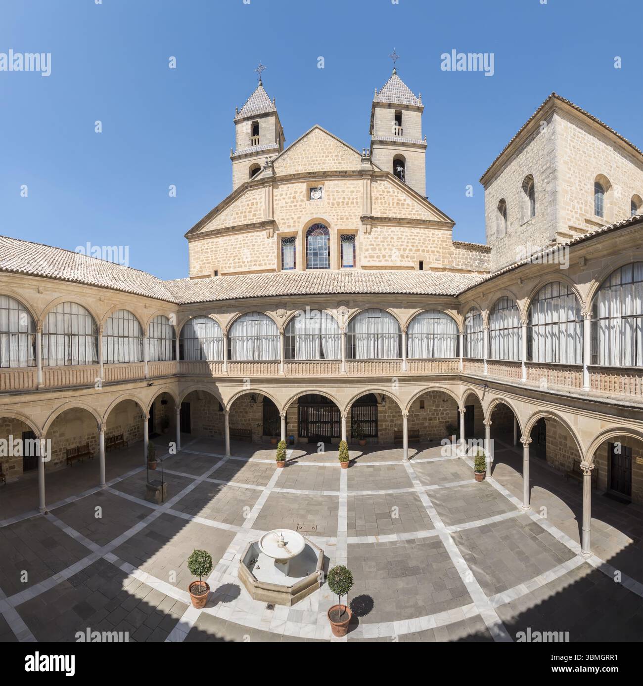 Hospital de Santiago Courtyard a Ubeda (patrimonio culturale della città dell'umanità), Jaen, Spagna. Patrimonio dell'umanità dell'UNESCO Foto Stock