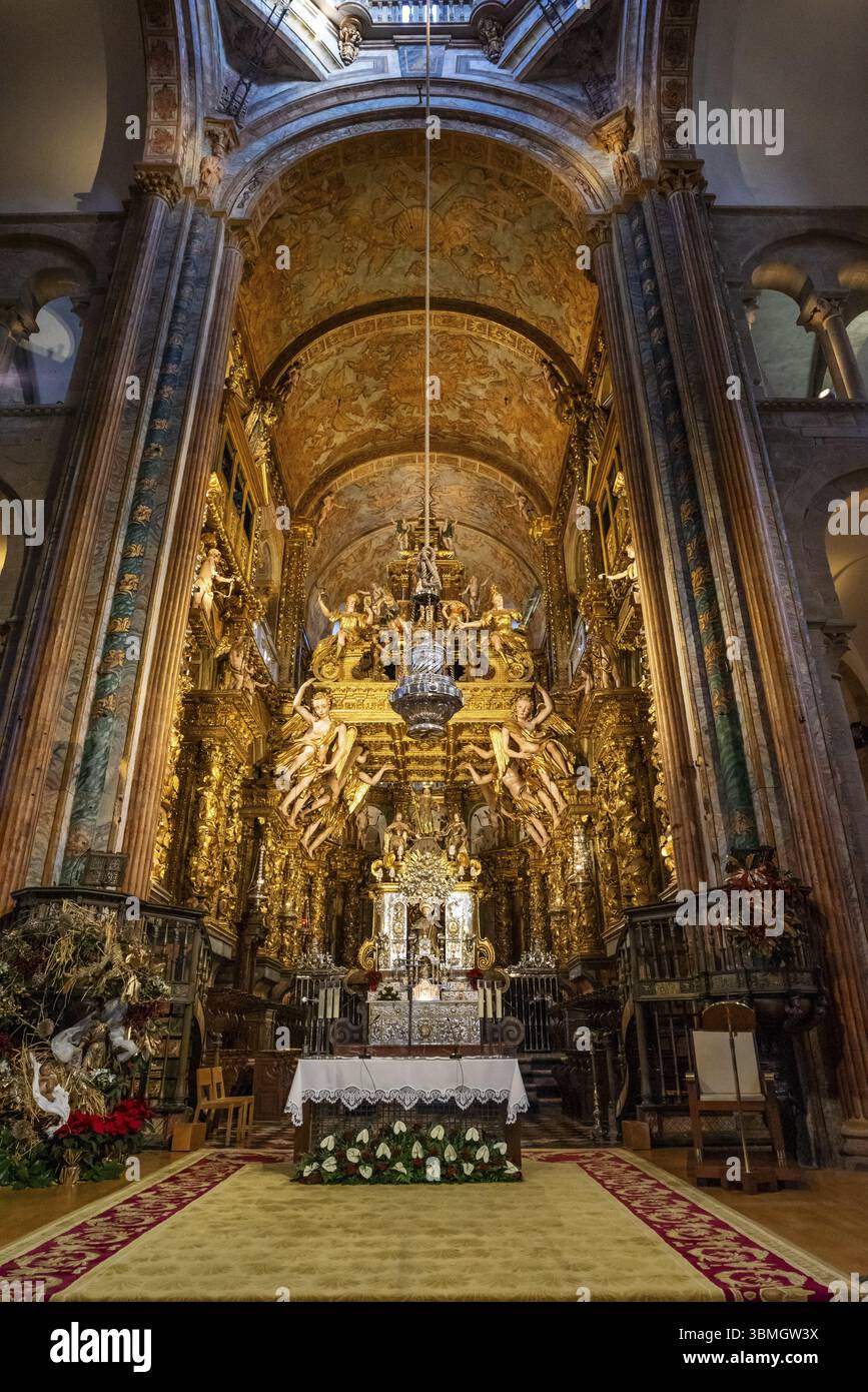 Altare e cappella principale e baldacchino del XVII secolo riformato durante il periodo barocco, Cattedrale di Santiago de Compostela, Santiago de Compostela, provincia di Foto Stock