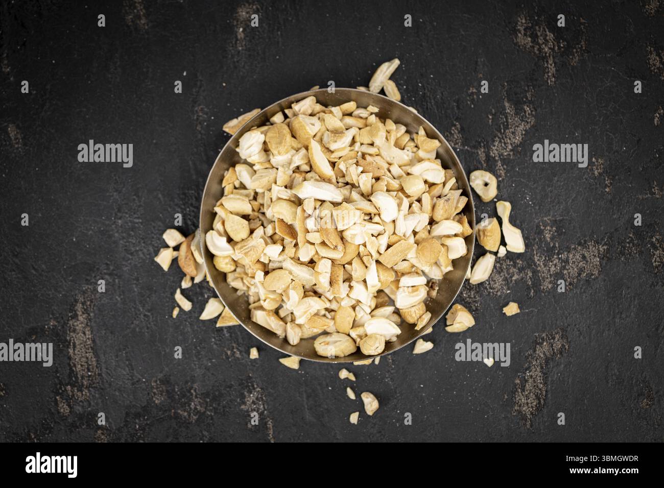 Lastra di ardesia con noci di acino tagliate di fresco (primi piani, messa a fuoco selettiva) Foto Stock
