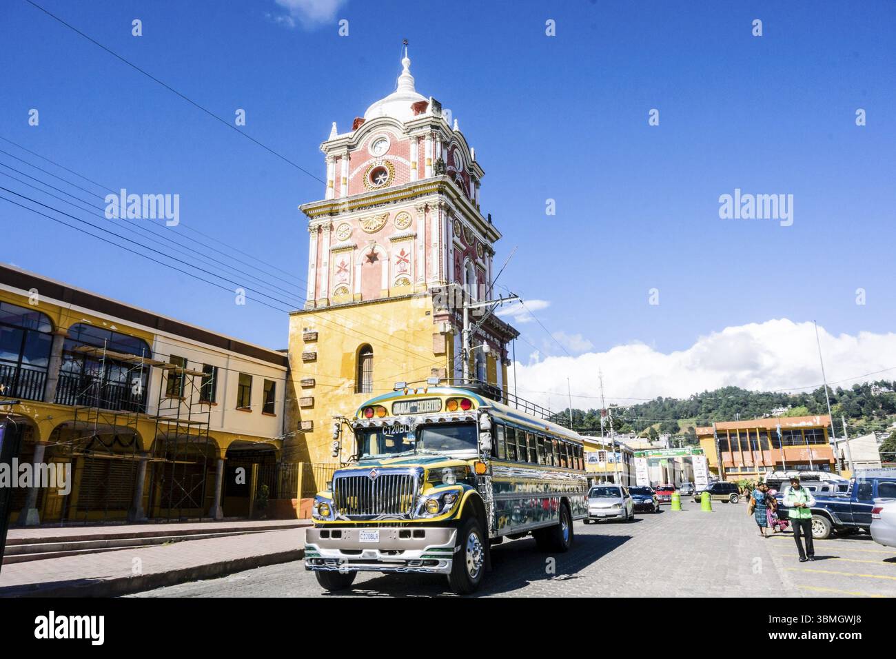 Autobus collettivo di fronte alla Torre centroamericana, 1914, Solola, Dipartimento di Solola, Guatemala, America centrale Foto Stock