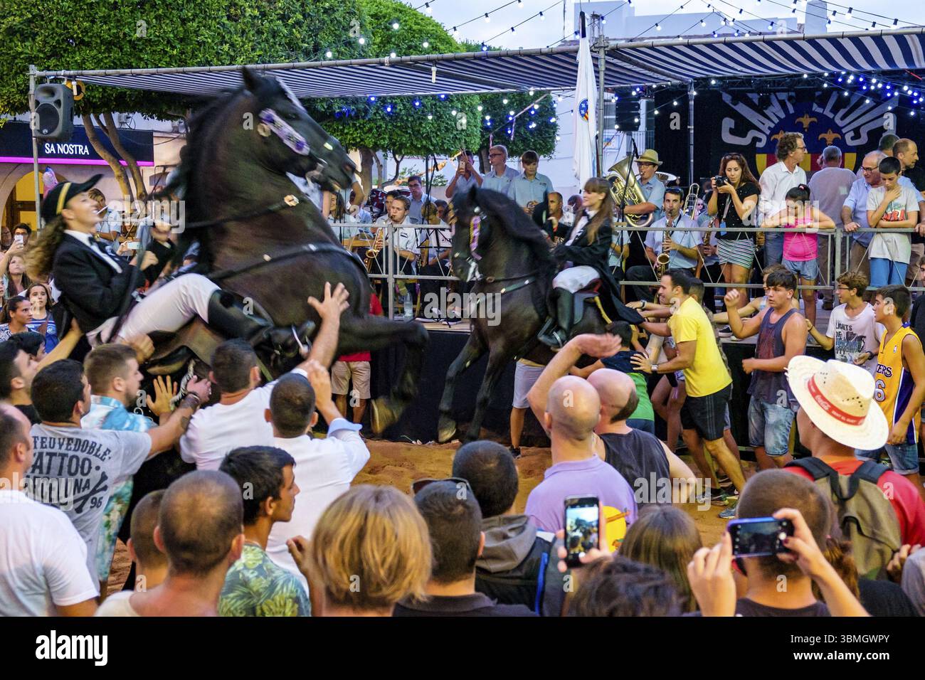 Danza tradizionale dei cavalli Jaleo, originaria del XIV secolo, feste di Sant Lluis, villaggio di Sant Lluis, Minorca, Isole Baleari, Spagna, Europa Foto Stock