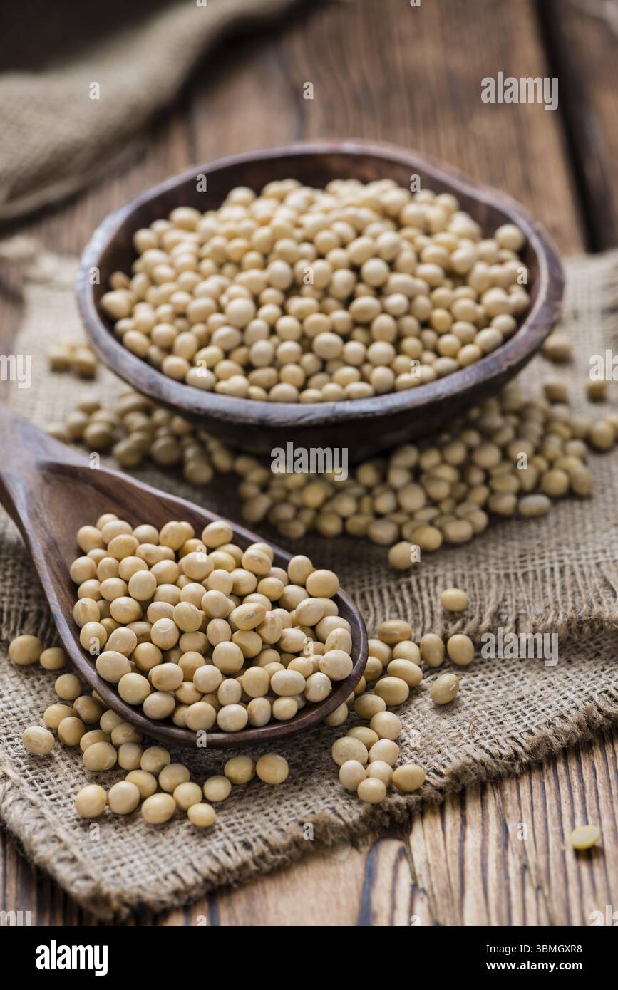 I fagioli di soia (dettagliate di close-up shot) sul rustico sfondo di legno Foto Stock