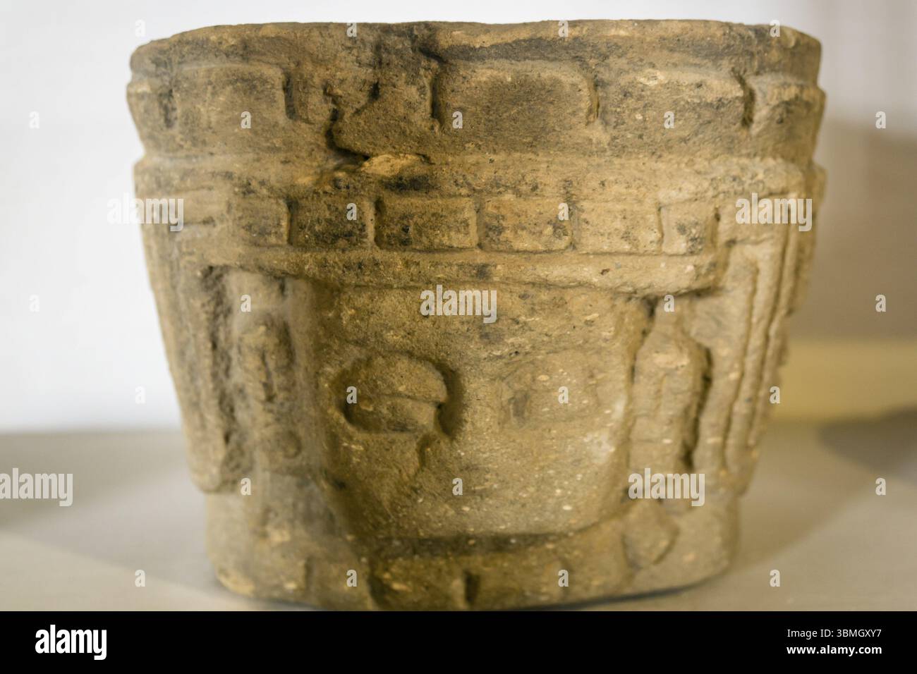 Pietra triturante tipo ciotola, classico, museo piazza centrale, Chichicastenango, comune del dipartimento di El Quiche, Guatemala, America centrale Foto Stock