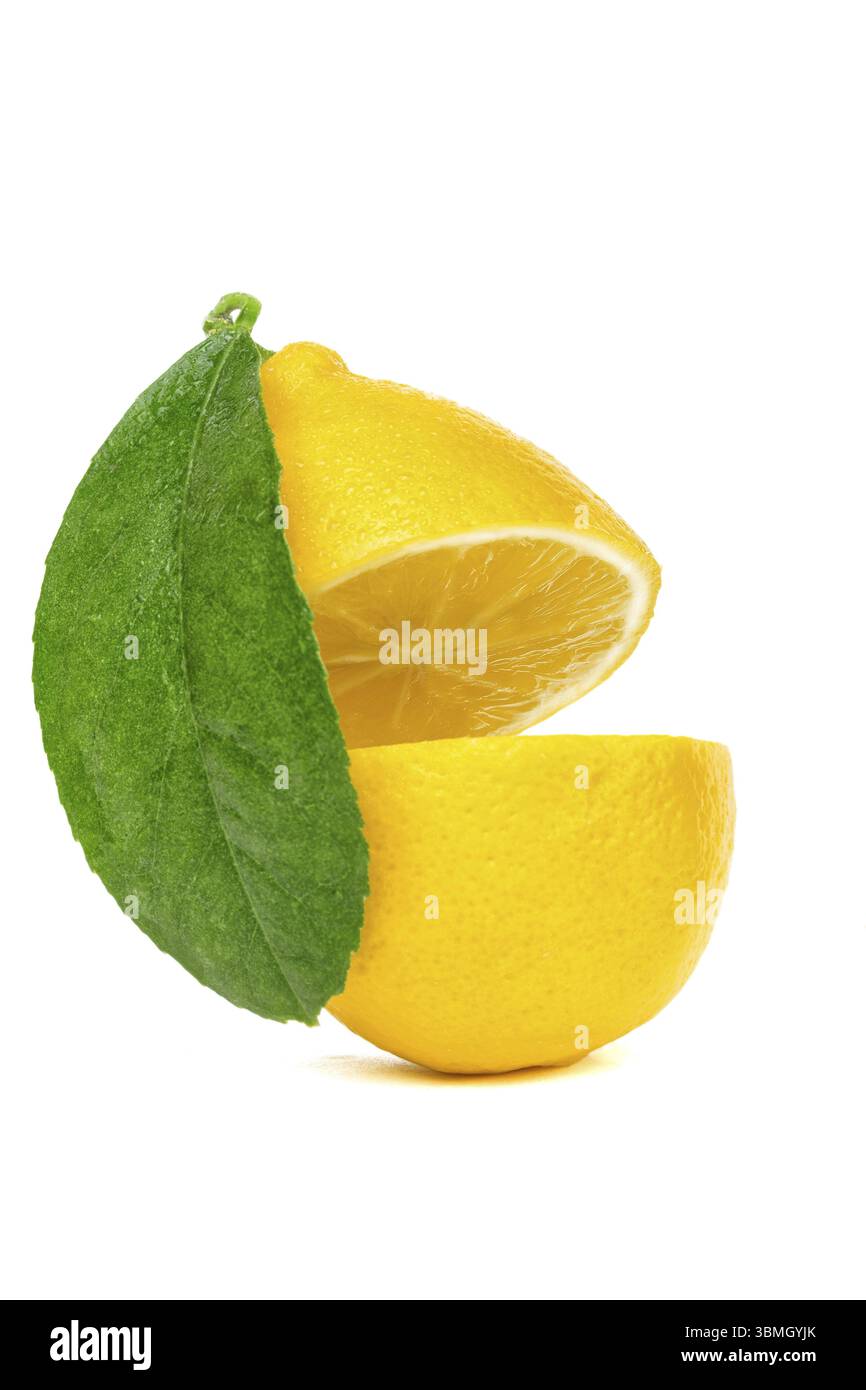 Gelbe zitrone in zwei teile geschnitten mit einem blatt isoliert auf einem weissen hintergrund Foto Stock