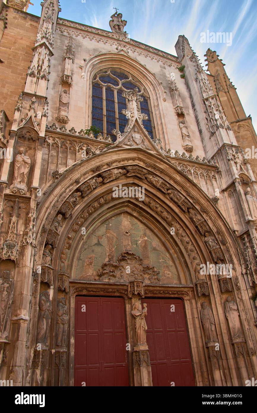L'imponente facciata della cattedrale di Saint Sauveur ad Aix-en-Provence, un edificio che combina armoniosamente architettura romanica, gotica e barocca Foto Stock
