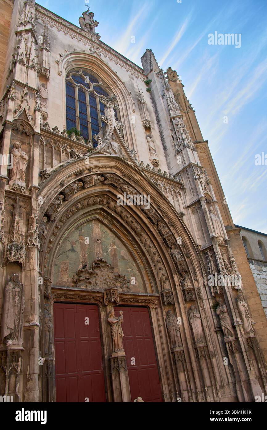 L'imponente facciata della cattedrale di Saint Sauveur ad Aix-en-Provence, un edificio che combina armoniosamente architettura romanica, gotica e barocca Foto Stock