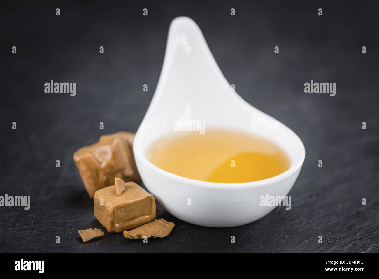 Porzione di Sirup Fresh Caramel (primo piano, messa a fuoco selettiva) Foto Stock