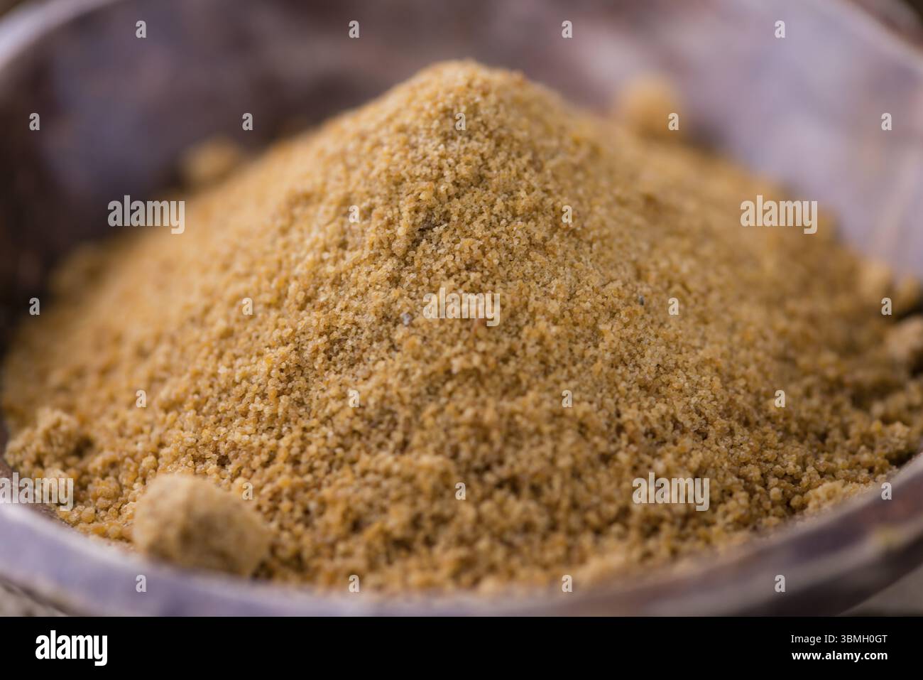 Palma da cocco zucchero (messa a fuoco selettiva) su un vecchio tavolo in legno Foto Stock