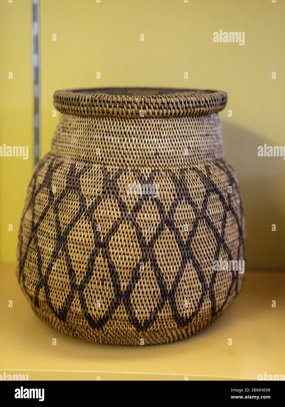 Cesto culturale Zulu, Sudafrica, XIX secolo, pigmenti e fibre vegetali, Museo Nazionale di Antropologia, Madrid, Spagna, Africa Foto Stock