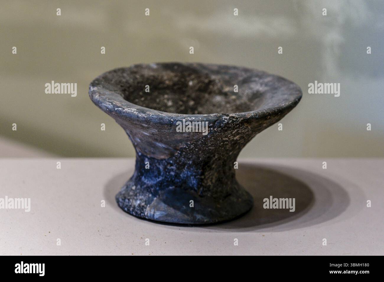 Contenitori in ceramica, Museo Archeologico di Son Fornes, sala del periodo talayotico (1300-123 B. C.), Montuiri, regione di es Pla, Maiorca, Spagna, UE Foto Stock
