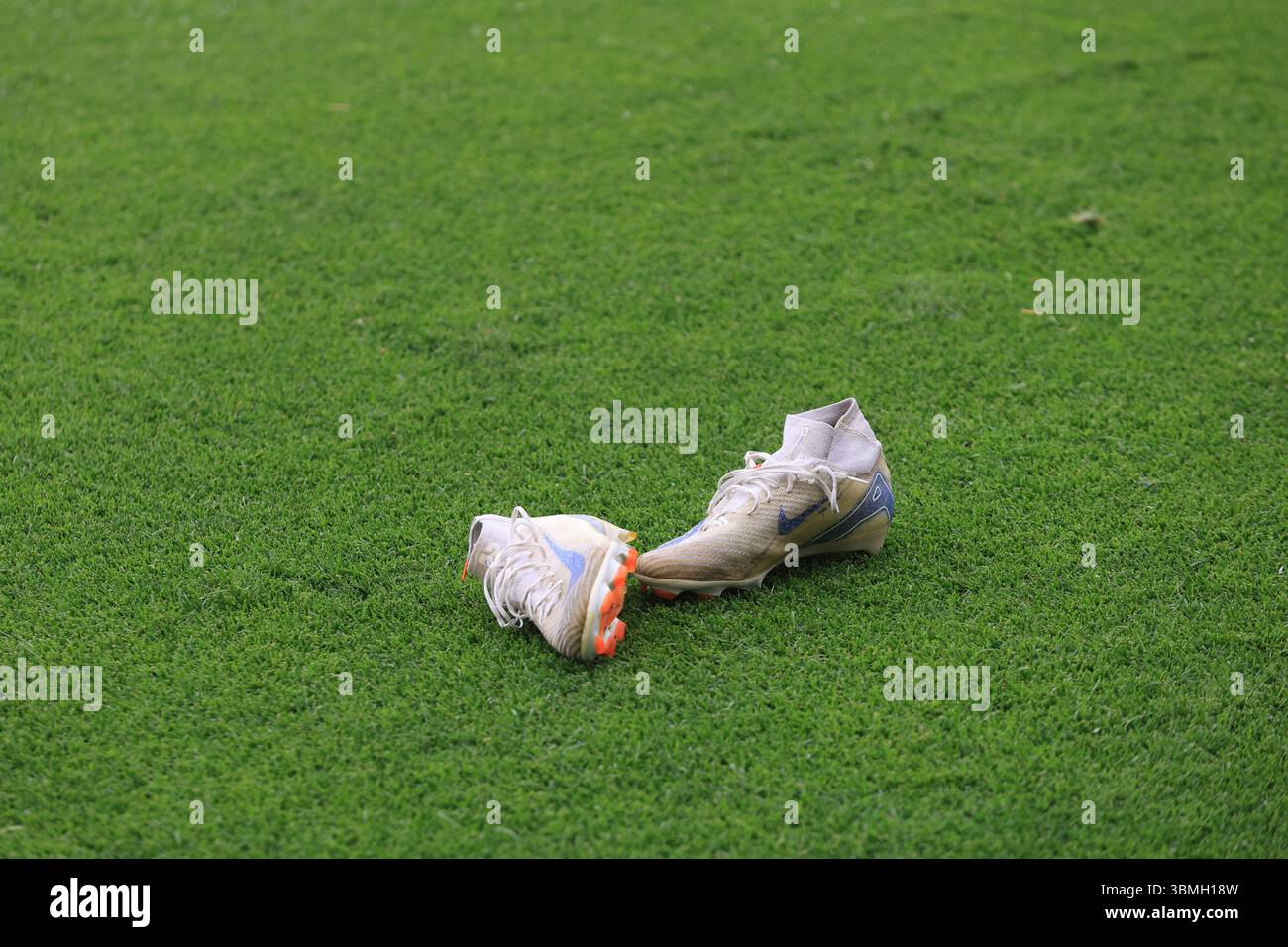 Un paio di scarpe da calcio in campo. Foto Stock