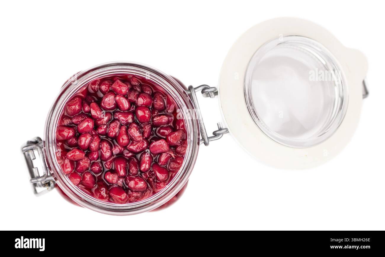 Porzione di semi di melograno conservati isolata su sfondo bianco (messa a fuoco selettiva) Foto Stock