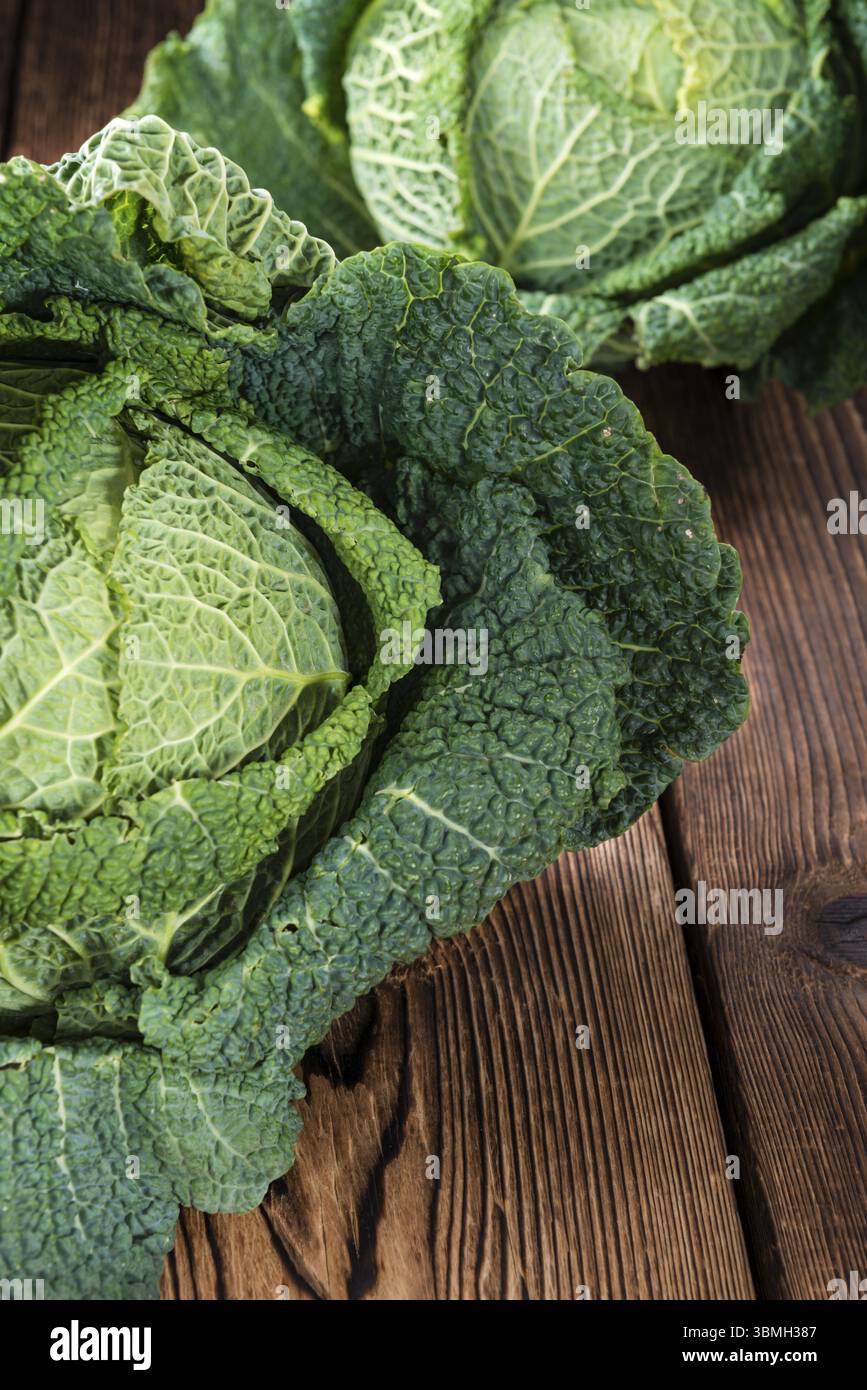 Savoy fresca (close-up shot) sull'annata sullo sfondo di legno Foto Stock