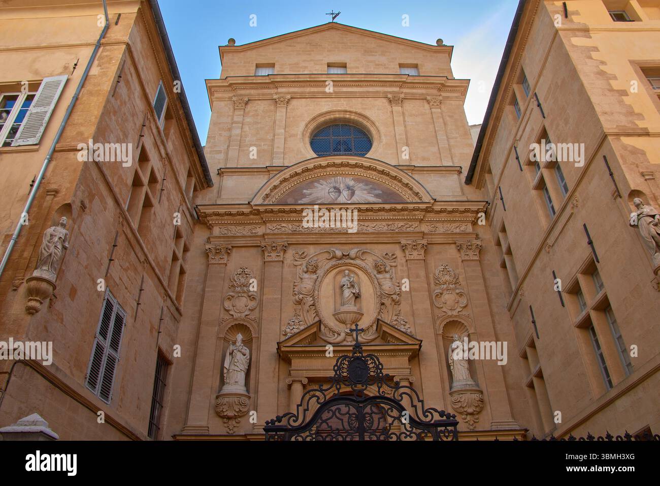 La facciata barocca della Chapelle du Couvent de la Visitation, progettata da Pierre Pavillon nel 1647, si distingue per la sua pietra pallida, Foto Stock