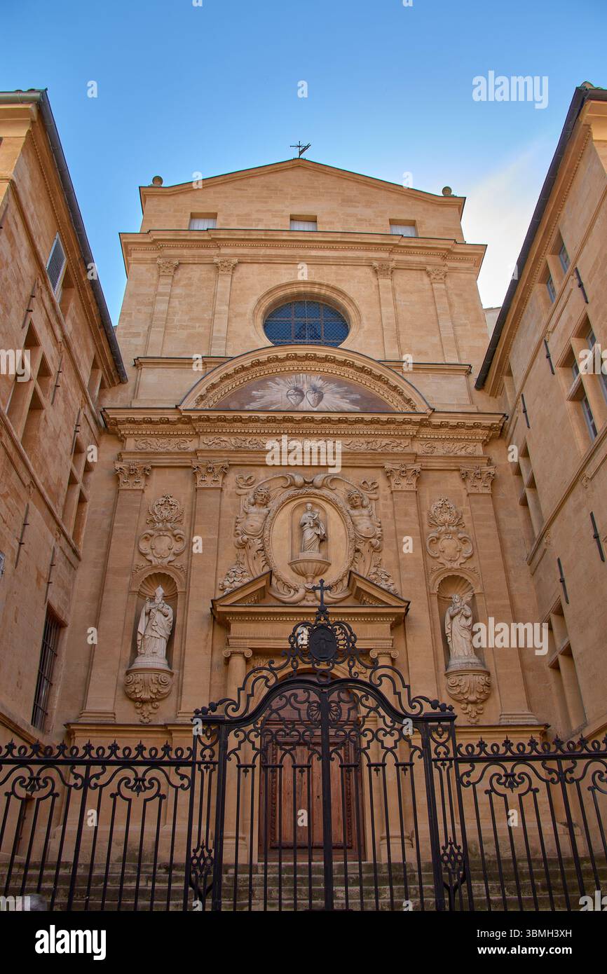 La facciata barocca della Chapelle du Couvent de la Visitation, progettata da Pierre Pavillon nel 1647, si distingue per la sua pietra pallida, Foto Stock