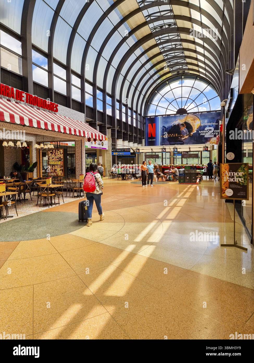Colombia, Medellin, 7 giugno 2023, food Court dell'aeroporto, sud America Foto Stock