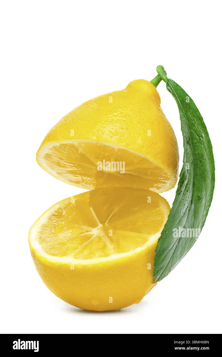 Limone giallo tagliato in due parti con una foglia isolata su sfondo bianco Foto Stock