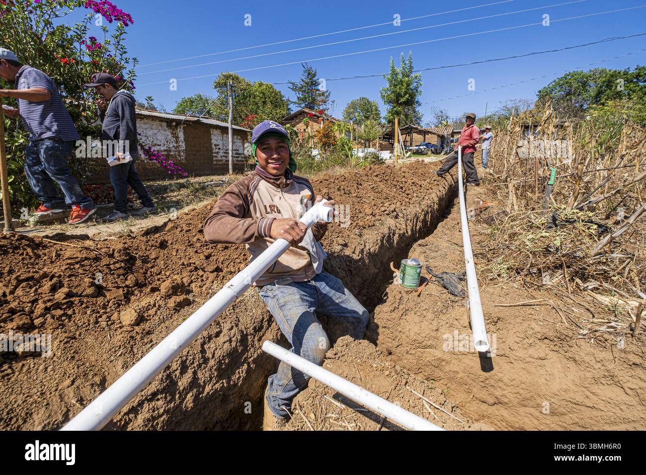 Costruzione comunitaria di tubi per acqua potabile, Xullmal, Guatemala, America centrale Foto Stock